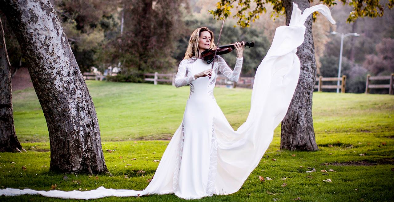Rachel performing live electric violin at a wedding