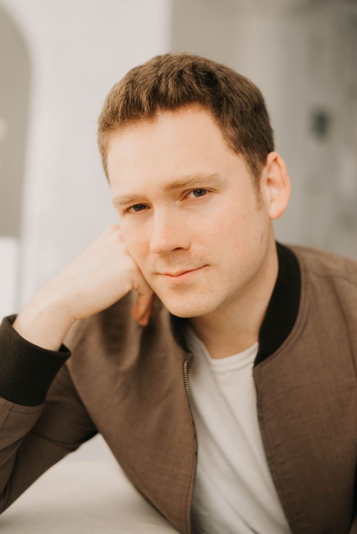 Professional cellist Chris in an artist portrait