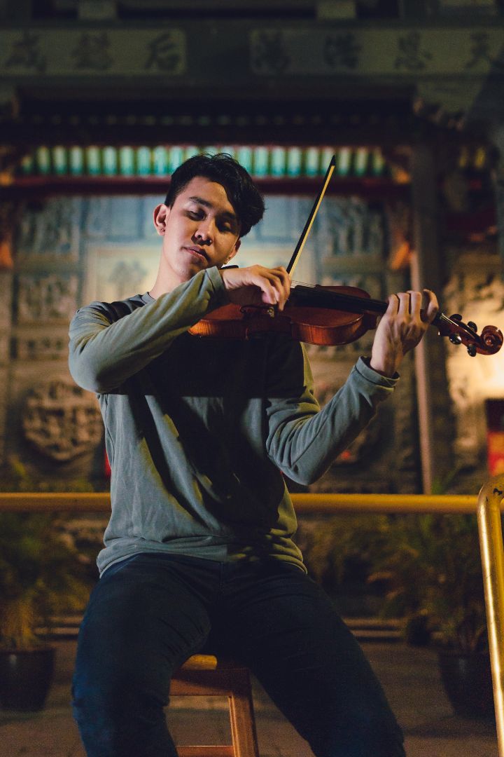 Gabe performing live violin at an evening event in Los Angeles