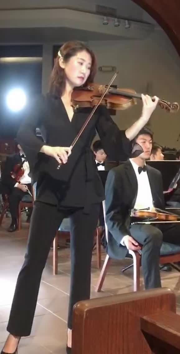 Tingting Performing Classical Violin During A Concert