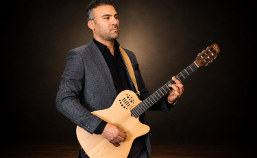 Kaveh | Strolling Guitarist