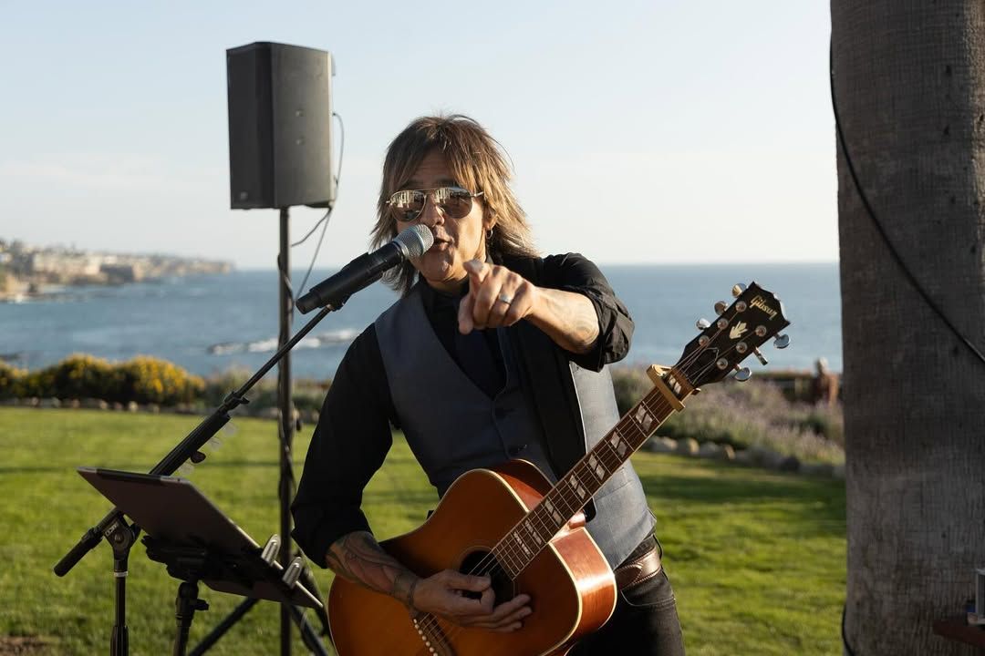 Wedding guitarist performing live cocktail hour music overlooking the California coast